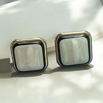 Cushion Stud