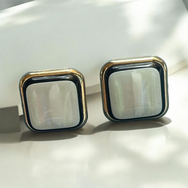Cushion Stud